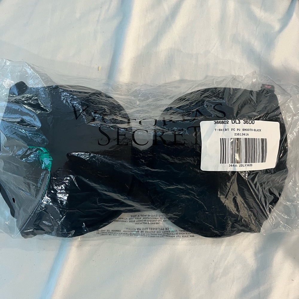 Victoria’s Secret T-shirt Bra in Black. NWT still in bag.
